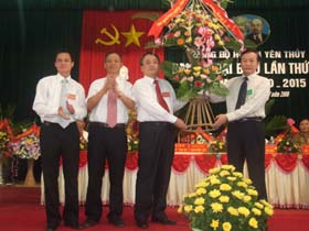 Đồng chí Nguyễn Hữu Duyệt, Phó Bí thư Tỉnh ủy tặng hoa chúc mừng Đại hội